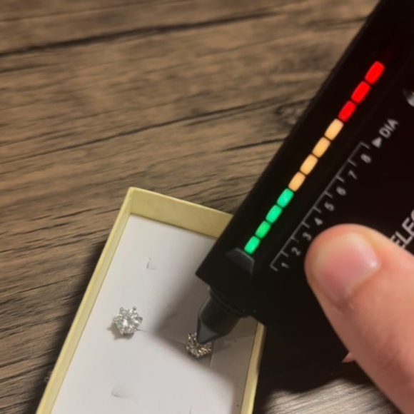 VVS1 Massionate Earrings - Picture 2 of 3